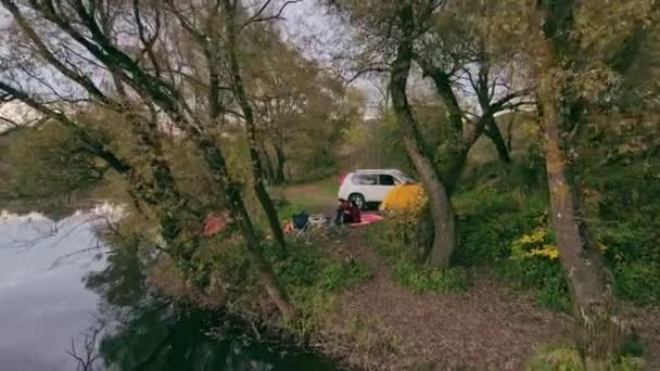 Paar rusten op herfst camping schieten op drone — Stockvideo