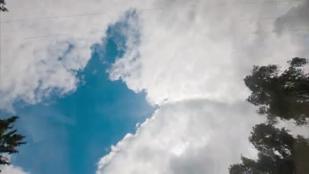 Timelapse de nubes mientras monta coche — Vídeo de stock