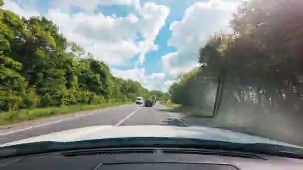 Timelapse del coche que monta por el speedway en día nublado soleado — Vídeos de Stock