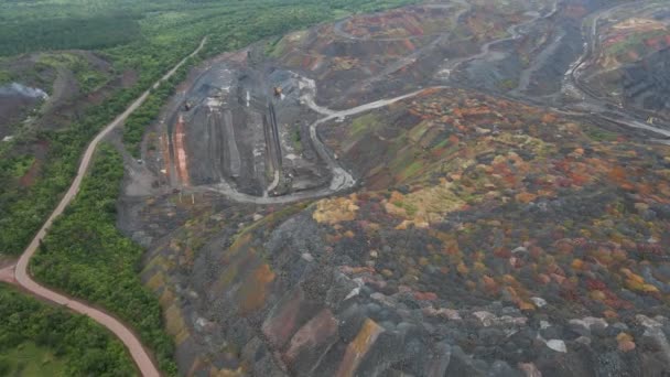 Flygbild av malmbrott tung industri förorening stor gruva — Stockvideo