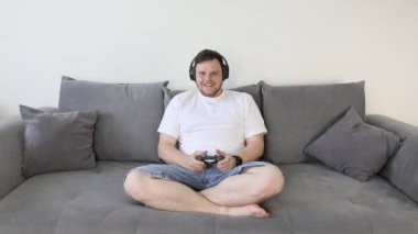 Adam konsolda video oyunu oynuyor farklı duygular kızgın mutluluk