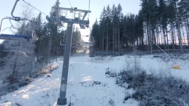 Skilift sale in collina — Video Stock
