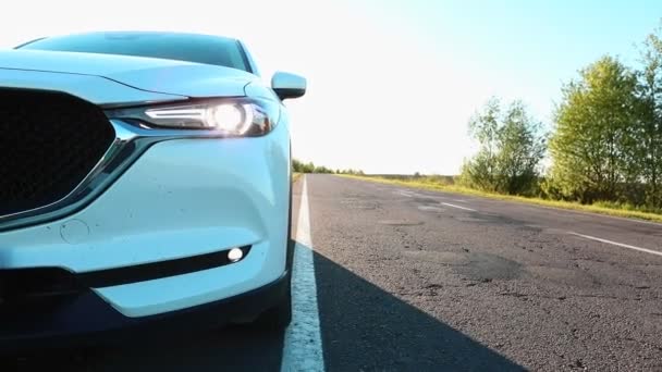 Vrouw gaat uit geparkeerde auto op de weg — Stockvideo