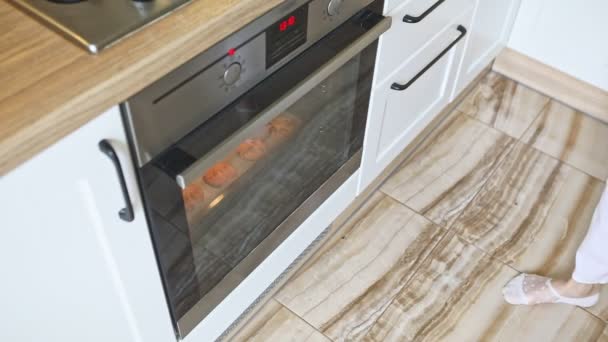 Vrouw bakken koekjes in de oven — Stockvideo