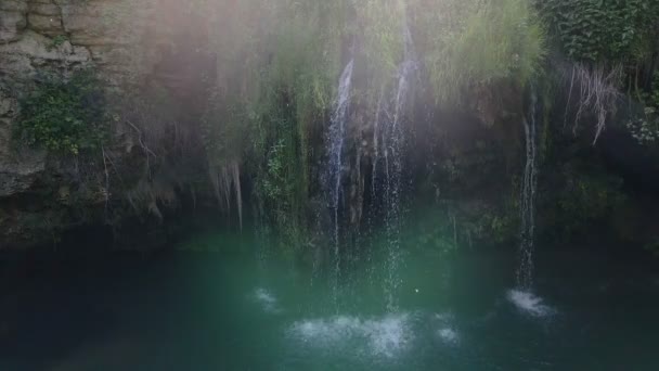 Vista superior de cascada pequeña con lago azul — Vídeos de Stock