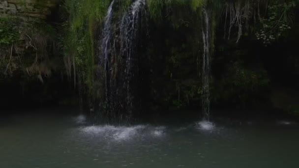 Жінка мандрівник, дивлячись на красивий водоспад з блакитним озером — стокове відео