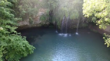 Mavi göllü küçük şelalenin üst manzarası