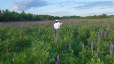 Arazide çiçek açan bir kadın.