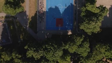 Sokak basketbolu sahasının üst manzarası