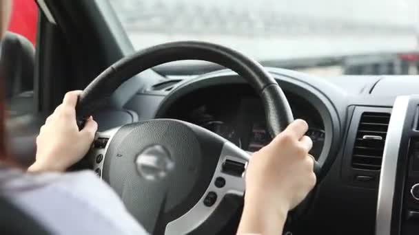 Mujer manos en el volante — Vídeos de Stock