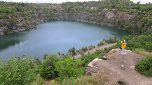 Mulher caminhante apreciando vista da velha mina inundada — Vídeo de Stock