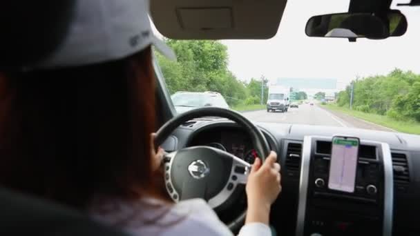 高速公路上开车的妇女 — 图库视频影像
