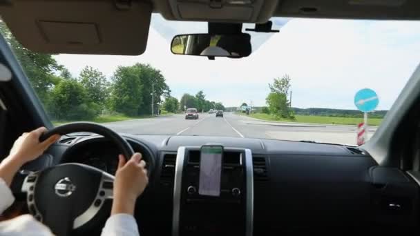 Mujer conduciendo coche por la senda rápida — Vídeo de stock