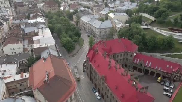 Vue aérienne du tramway public circulant entre les bâtiments — Video