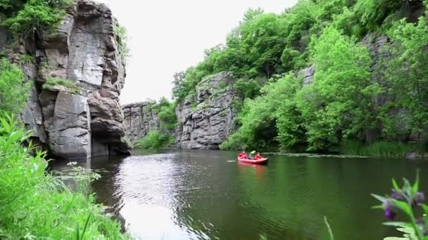 Vista aérea de la gente haciendo kayak por el río en el cañón — Vídeo de stock