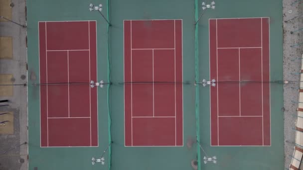 Overhead top view of empty tennis court — Stock Video