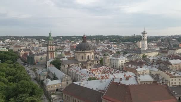 Luchtfoto van lviv centrum op zonsondergang zomer — Stockvideo