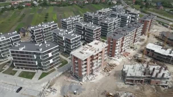 Vista aérea del sitio de construcción de apartamentos — Vídeos de Stock