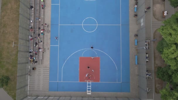 Вид сверху на площадку для уличного баскетбола — стоковое видео