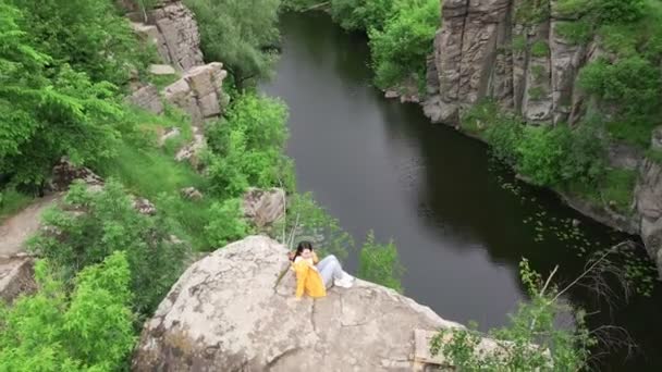 Ung kvinna njuter av utsikten över floden i Canyon — Stockvideo