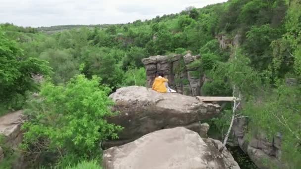 Ung kvinna njuter av utsikten över floden i Canyon — Stockvideo