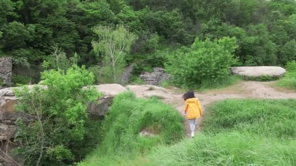 Mujer joven disfrutando de la vista del río en el cañón — Vídeos de Stock