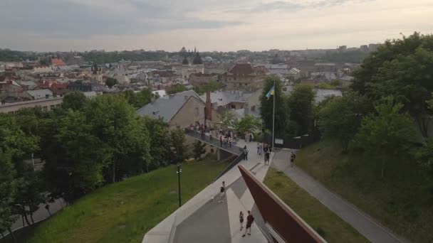 Lviv, Ukraine - 10 juin 2021 : personnes au bureau d'observation dans la ville touristique — Video