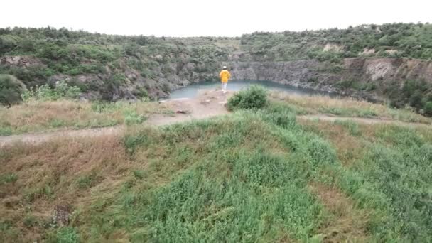 Mujer excursionista disfrutando de la vista de la vieja mina inundada — Vídeos de Stock