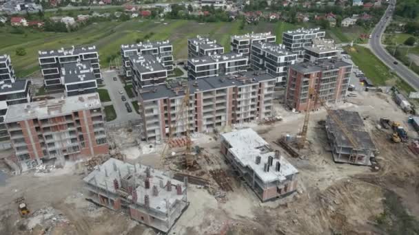 Vista aérea do canteiro de obras de apartamentos — Vídeo de Stock