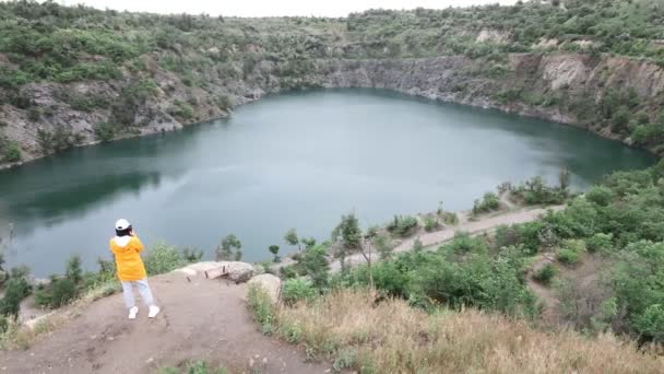 Mujer excursionista disfrutando de la vista de la vieja mina inundada — Vídeos de Stock