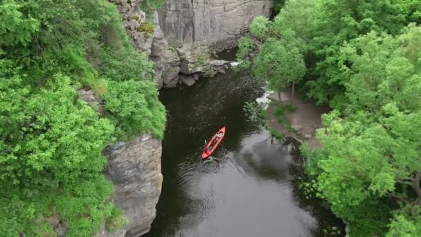 Vista aérea de la gente haciendo kayak por el río en el cañón — Vídeo de stock