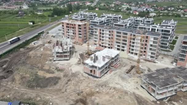 Vista aérea del sitio de construcción de apartamentos — Vídeos de Stock