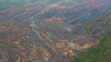 Maden ocağı ağır sanayi kirliliğinin havadan görünüşü