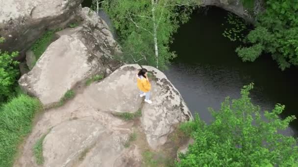 Молода жінка насолоджується видом на річку в каньйоні — стокове відео