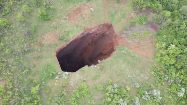 Большая дыра в грунте рухнула шахта — стоковое видео