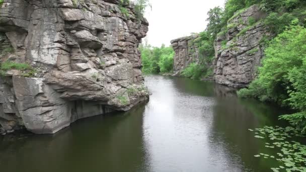 Vista superior del río en el cañón — Vídeos de Stock