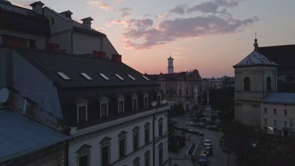 Flygfoto över solnedgången ovanför lviv stad — Stockvideo