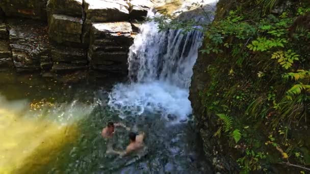 Amigos nadando na cachoeira outono — Vídeo de Stock