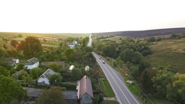 Vista aérea de carros de reboque que vão por estrada de via rápida — Vídeo de Stock