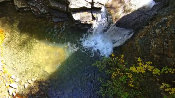 Vista aérea de la cascada de otoño en el bosque de montañas — Vídeos de Stock