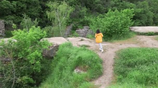 Fiatal nő élvezi a kilátás nyílik a folyóra a kanyonban — Stock videók