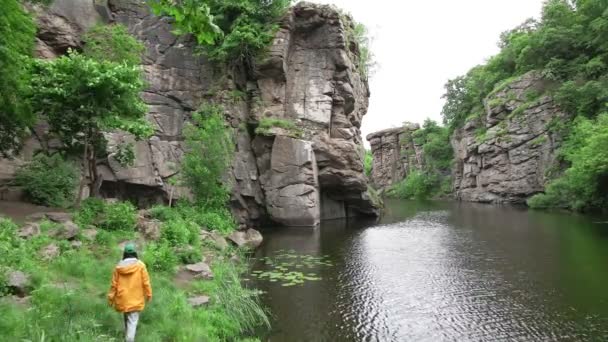 Vrouw wandelaar wandelen door het strand genieten van uitzicht op canyon met rivier — Stockvideo