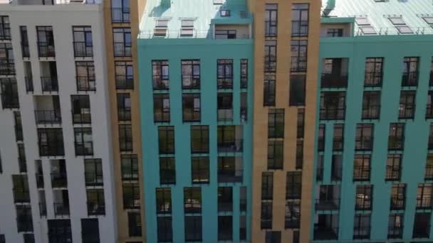 Vista aérea del edificio de apartamentos modernos — Vídeos de Stock