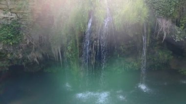 Mavi göllü küçük şelalenin üst manzarası
