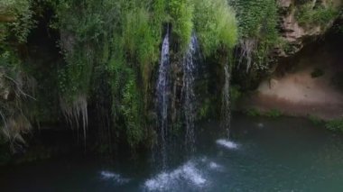 Mavi göllü küçük şelalenin üst manzarası