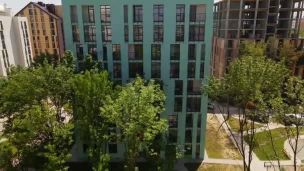 Widok z lotu ptaka nowoczesnego budynku apartamentów — Wideo stockowe