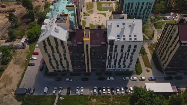 Vista aérea do edifício apartamentos modernos — Vídeo de Stock