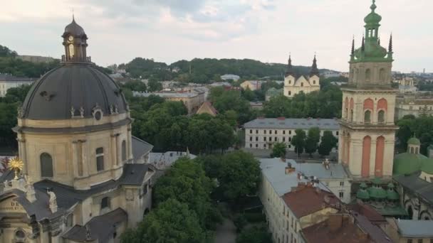 Flygfoto över Lviv stad på sommaren — Stockvideo