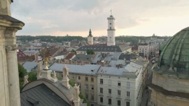 Yaz mevsiminde Lviv şehrinin hava manzarası