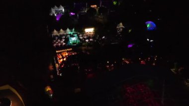 Lviv, Ukrayna - 25 Haziran 2021: Caz festivalinin şehir parkındaki hava görüntüsü